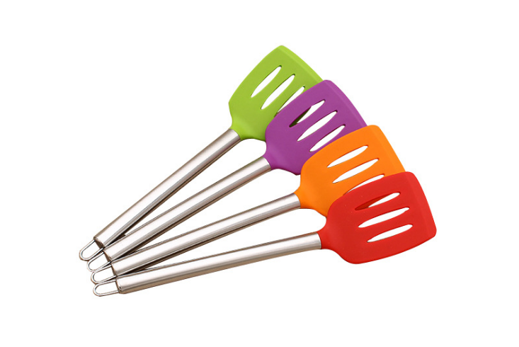 硅胶厨具耐高温性能性能非常好，在高温环境下不会产生毒物质