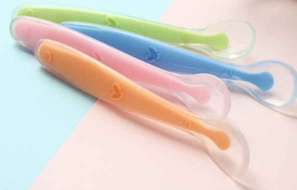 宝宝可以用硅胶勺子吗-婴儿用硅胶勺子安全吗对孩子的身体好吗，宝宝六个月以后，就可以添加辅食了，添加辅食对于小宝宝来说，可是打开了新世界的大门，他们可以用味蕾体验这个丰富多彩的世界，品尝妈妈精心准备的各种美食。宝宝在品尝美味辅食之前还需要一把打开新世界大门的钥匙，一把好用的硅胶勺子。相对于怎么给宝宝选择奶瓶啊、选择碗啊，给宝宝选择一把合适的硅胶勺子更有讲究！因为宝宝使用的勺子是什么材质、款式，包括其功能，这都是需要家长去考虑关注的问题！那么，宝宝可以用硅胶勺子吗-婴儿用硅胶勺子安全吗对孩子的身体好吗？