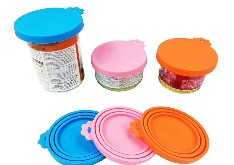 硅胶罐头盖-食品级硅胶宠物罐头盖定制厂家电话-东莞硅胶罐头盖工厂批发价格，盖子有三种尺寸大小，可以盖不同大小的罐头，是连在一起的哈，不是分开的哟，直接整个套在打开的猫罐头上就可以啦，用起来也非常方便。盖上之后就不怕罐头坏啦，第二天照样可以打开，可以继续享受美味， 还有配套的小勺子，用来挖湿粮什么的可方便咯~~采用硅胶材料精制而成，无毒无害，产品设计精巧，不易变形，很软的手感，不是那种硬邦邦的，密封性更好。 