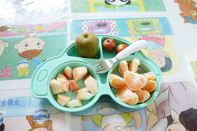 说到性能方面硅胶餐具与塑胶PP材质相提并论具有哪些差异呢？首先PP材质遇高温而融化，遇低温而易破裂，遇气候性影响以老化变色等现象